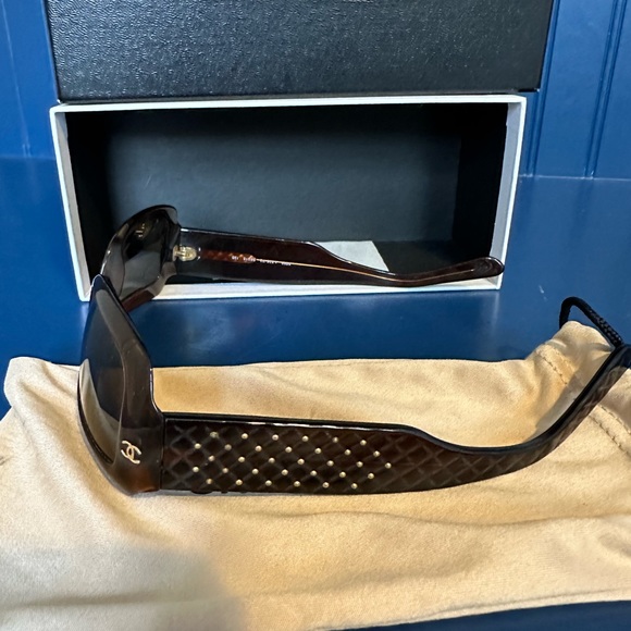 Chanel sunglasses with original pouch and box - Picture 5 of 9